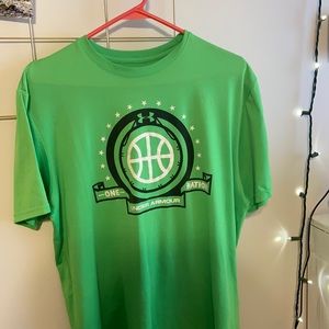 Men’s green under armour t-shirt